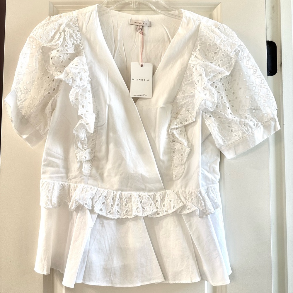 White Eyelet Top NWT Sz Medium Skies are Blue